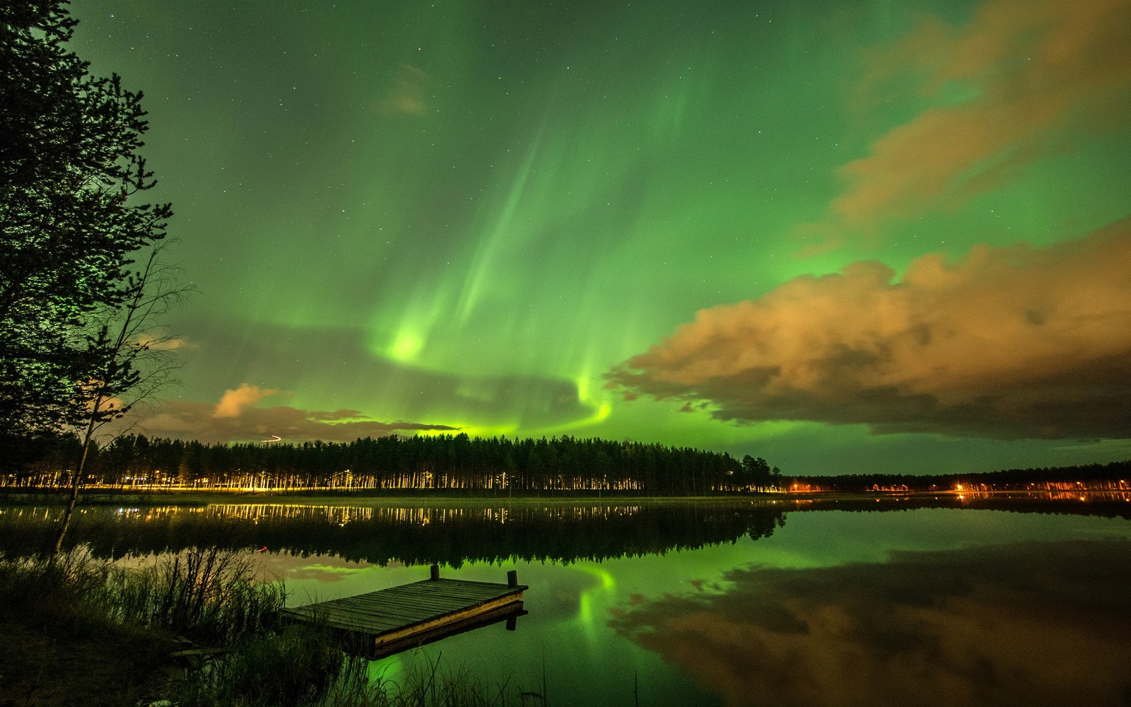 Descargar fondo de pantalla aurora, lago, naturaleza, verde, reflexión