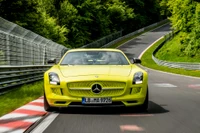 Leuchtend gelber Mercedes-Benz SLS AMG auf der Nürburgring-Strecke.