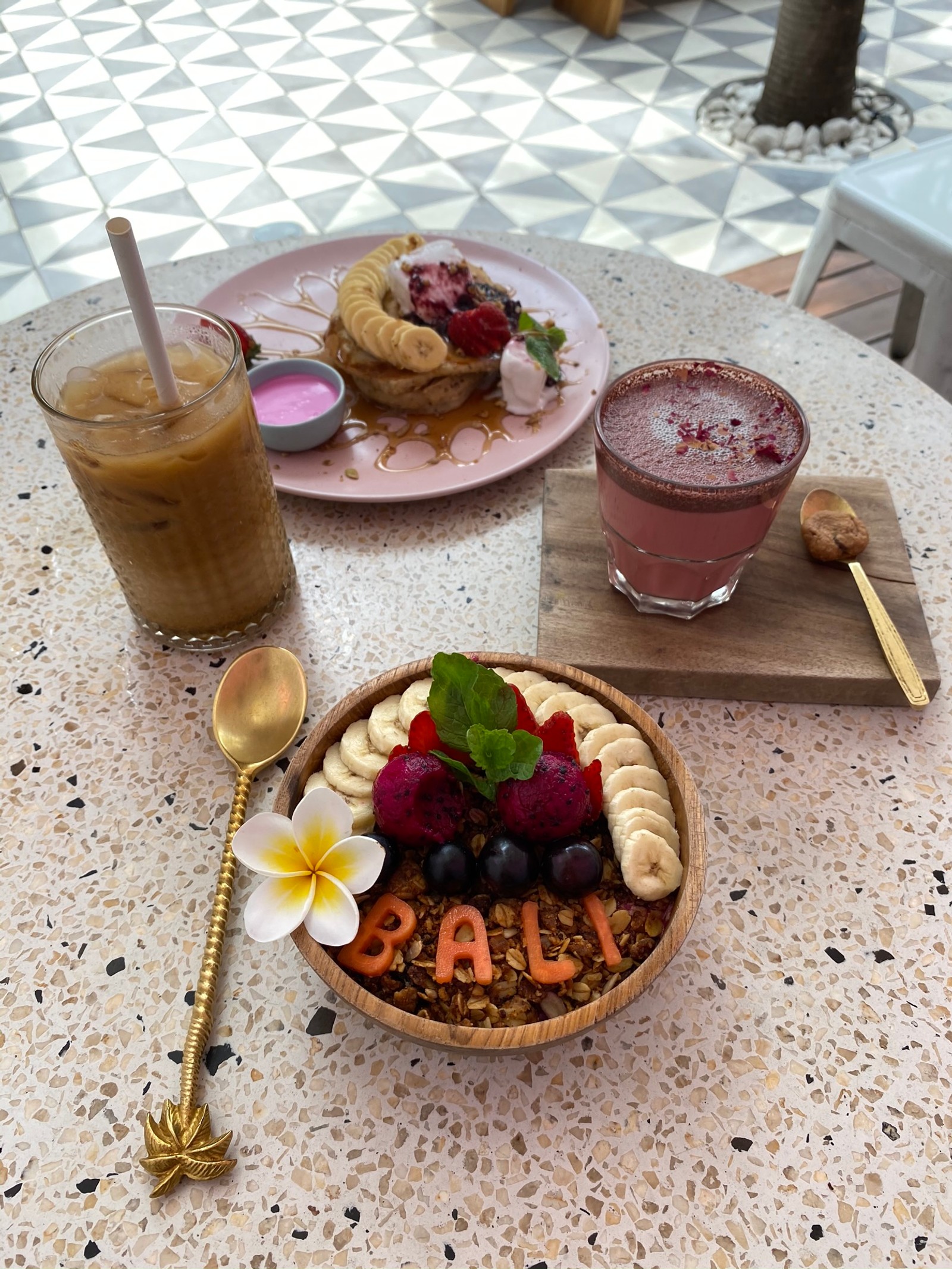 Auf einem tisch steht eine schüssel mit obst und einem getränk (nachtisch, frühstück, brunch, mahlzeit, getränk)