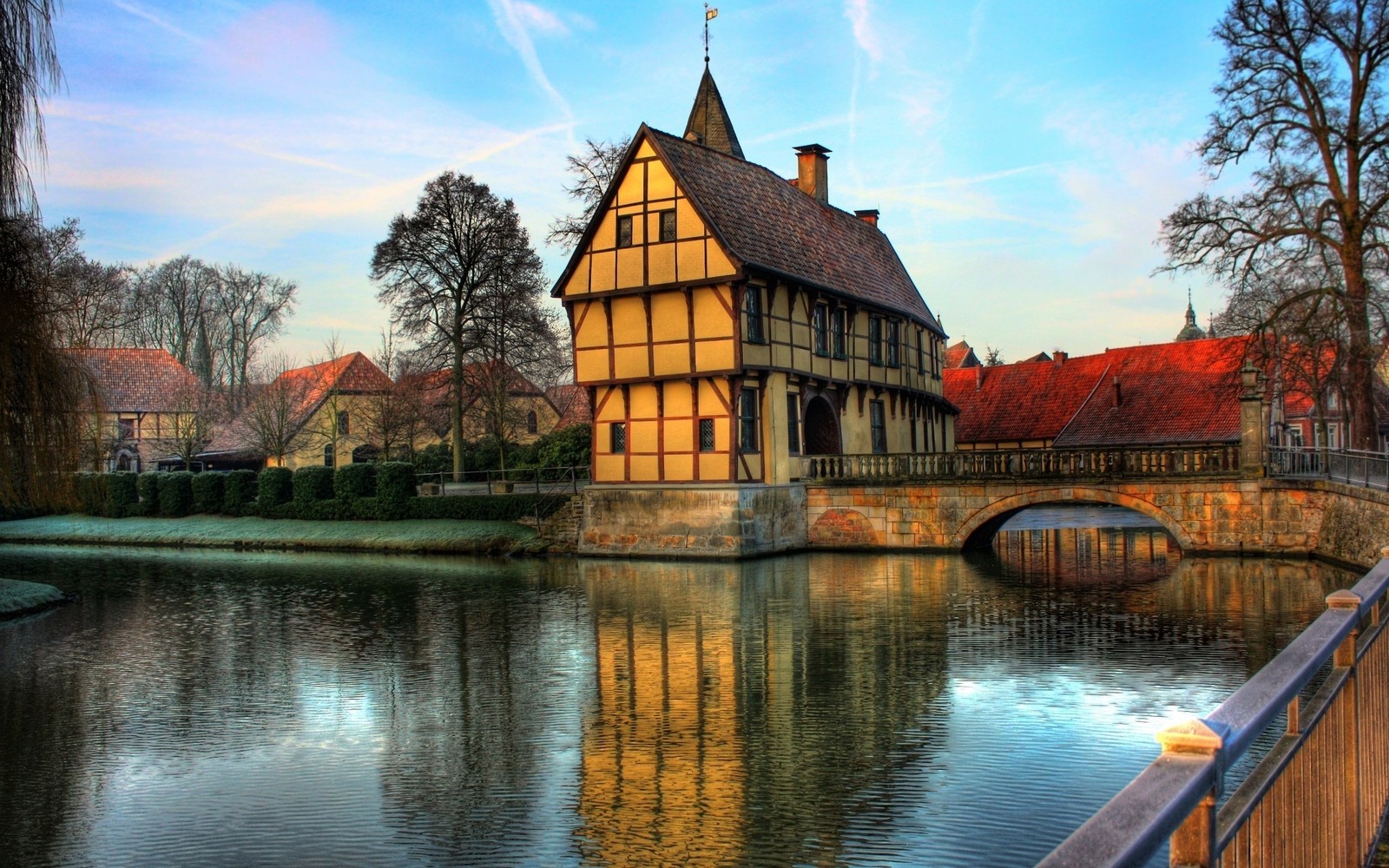 Un bâtiment arabe avec un pont sur une rivière dans une ville. (voie navigable, réflexion, eau, point de repère, château deau)