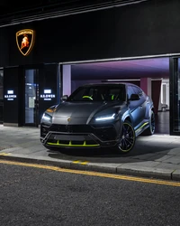 Lamborghini Urus Cápsula de Grafito 2021: Diseño Impactante en Entorno Urbano