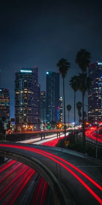 Luces nocturnas vibrantes de rascacielos e infraestructura urbana