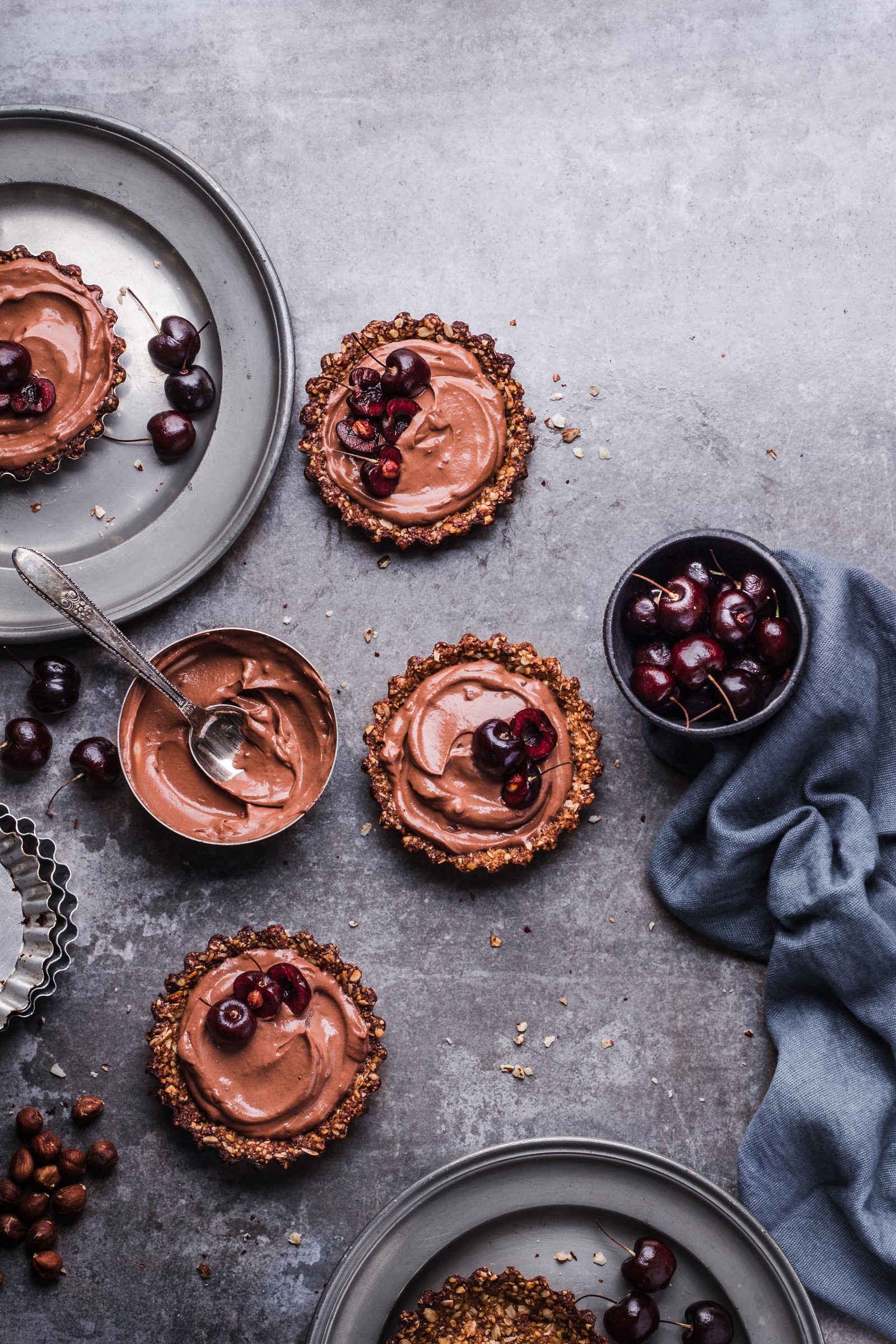 Un primer plano de un plato de comida con cerezas y chocolate (postre, chocolate, comida, plato, cocina)