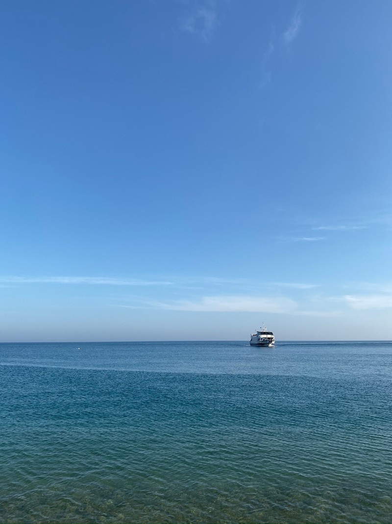 Лодка в воде в ясный день (море, дневное время, жидкость, водное судно, горизонт)