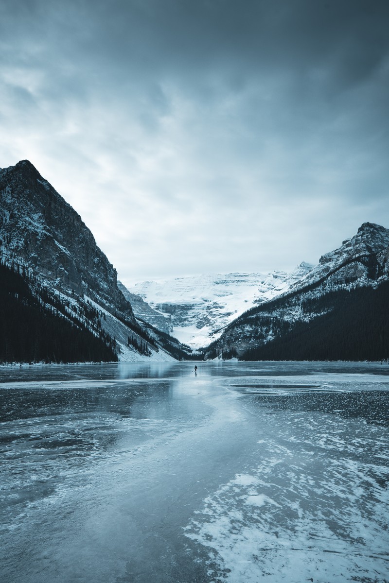 Озеро с горой на заднем плане (озеро луиза, lake louise, озеро, гора, горные образования)