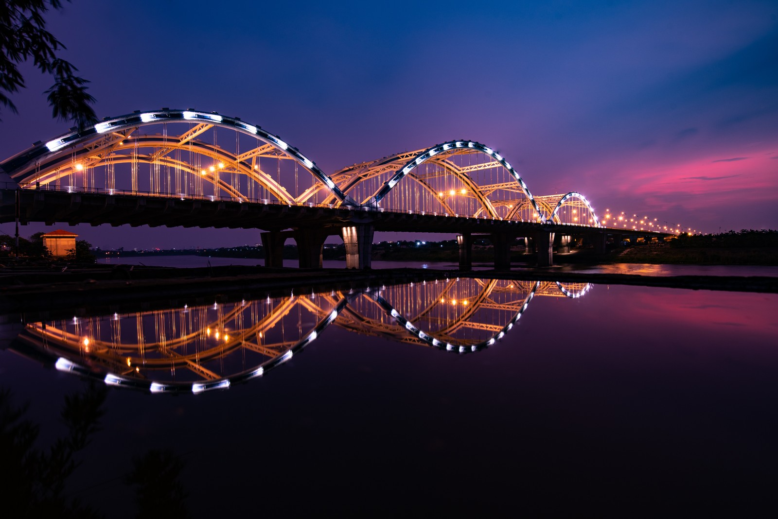 Descargar fondo de pantalla puente dragón, luces de la ciudad, noche, reflexión, puente de arco