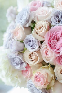 Ramo pastel de rosas de jardín en suaves tonos rosa y lavanda