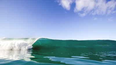 Onda oceânica majestosa contra um céu azul claro