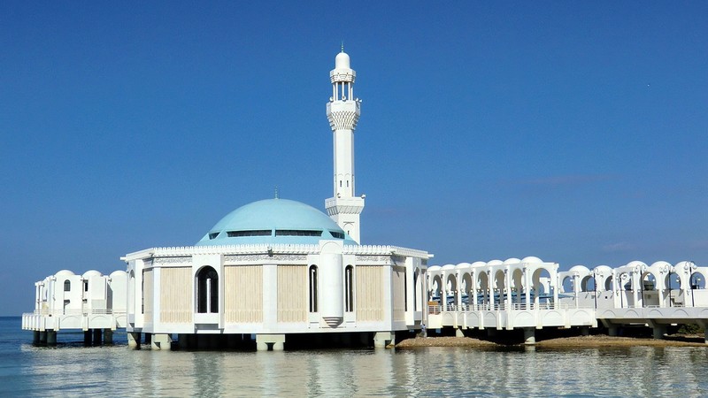 Арабская мечеть на пирсе с голубым куполом и белым зданием (al rahma mosque, джидда, саудовская арабия, плавающий, исламский)