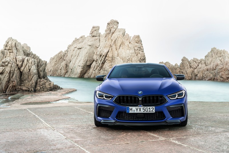 Bmw g8 купе припаркован на скалистом пляже (бмв 8 серии, bmw 8 series, машина, переворот, спортивный автомобиль)