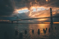 Hora dourada sobre a ponte da baía: um espetáculo crepuscular de luz e nuvens