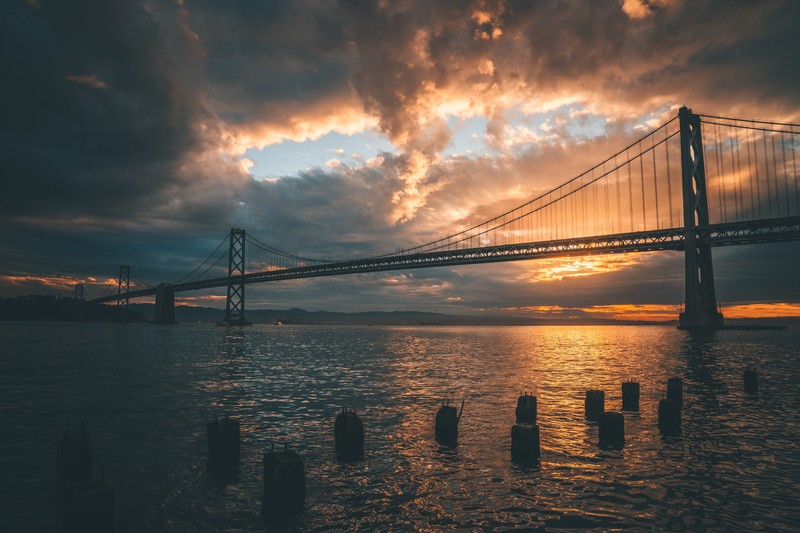 Вид на мост над водоемом на закате (золотой час, мост золотые ворота, golden gate bridge, архитектура, облако)