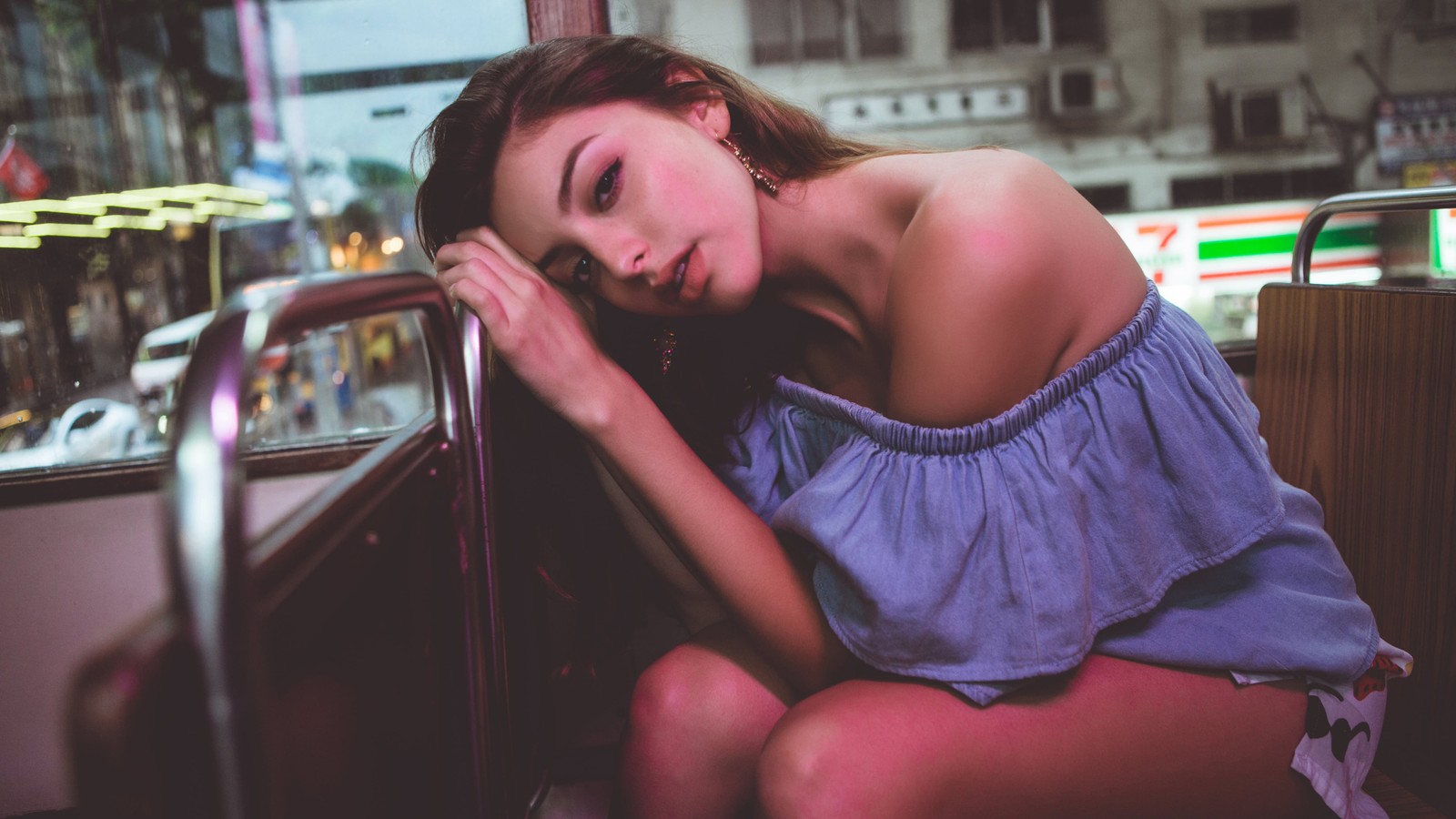 Femme arabe assise dans un bus, la tête reposant sur sa main (celine farach, modèle, célébrité, brunette, femmes)