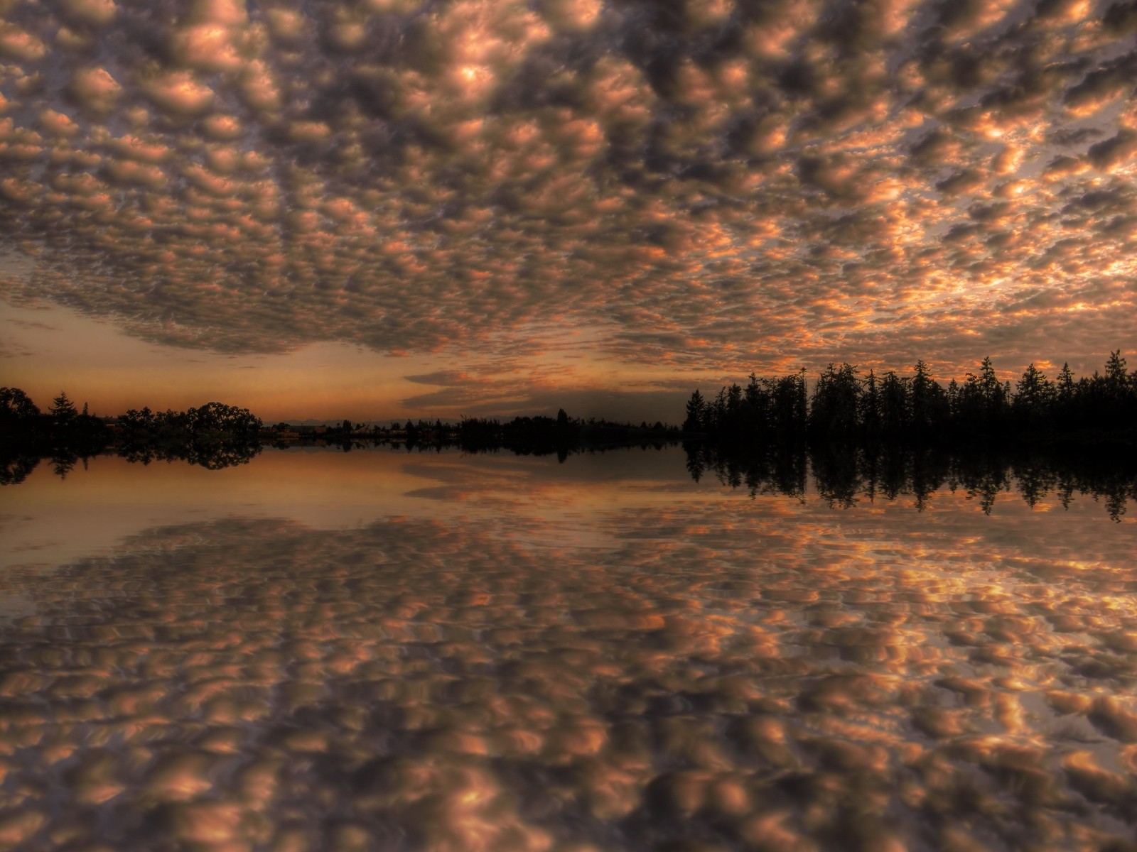 Vue d'un lac avec un coucher de soleil et des nuages (coucher de soleil, réflexion, eau, nuage, soir)