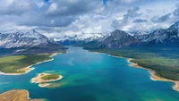 Vue aérienne du réservoir Spray Lakes entouré de montagnes majestueuses au Canada