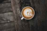 Cappuccino habilement préparé avec un design de feuille