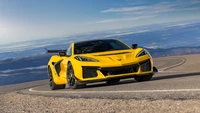 2025 Chevrolet Corvette ZR1: Auffälliges gelbes Sportauto auf malerischer Straße