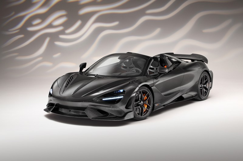 Близкий план чёрного спортивного автомобиля с блестящей крышей (topcar mclaren 765lt spider carbon edition, 2022, 5k, машины, обои 4k)