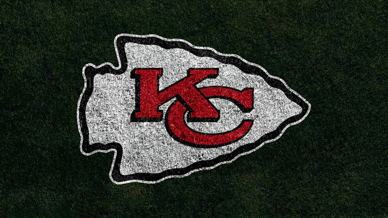 Близкий план логотипа калифорнийских техасцев на поле (канзас сити чиз, kansas city chiefs, травяное поле, команда нфл, команда американского футбола)