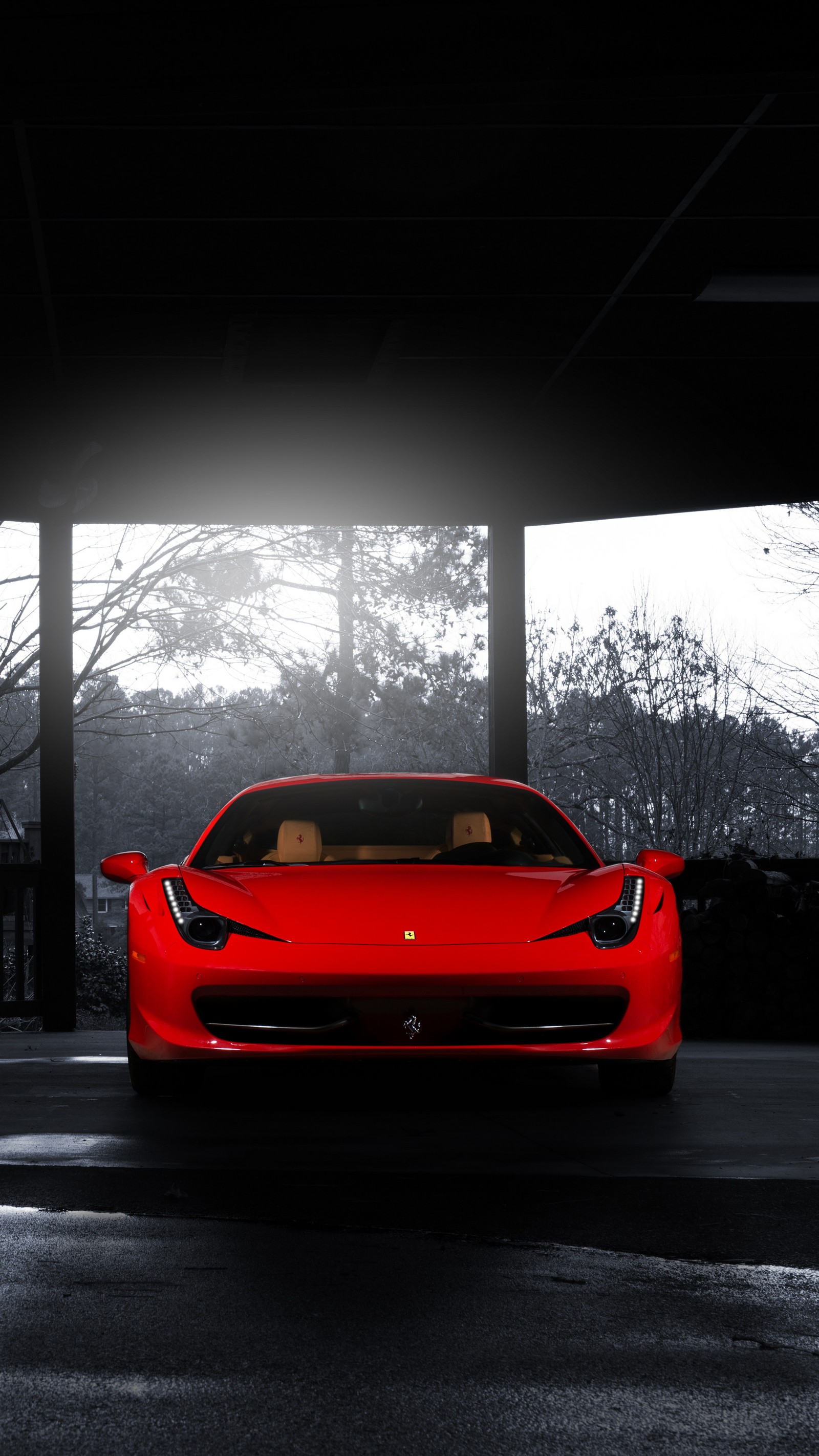 Um close em um carro esportivo vermelho estacionado em uma garagem (ferrari 458, carros, iluminação automotiva, capuz, para choques)