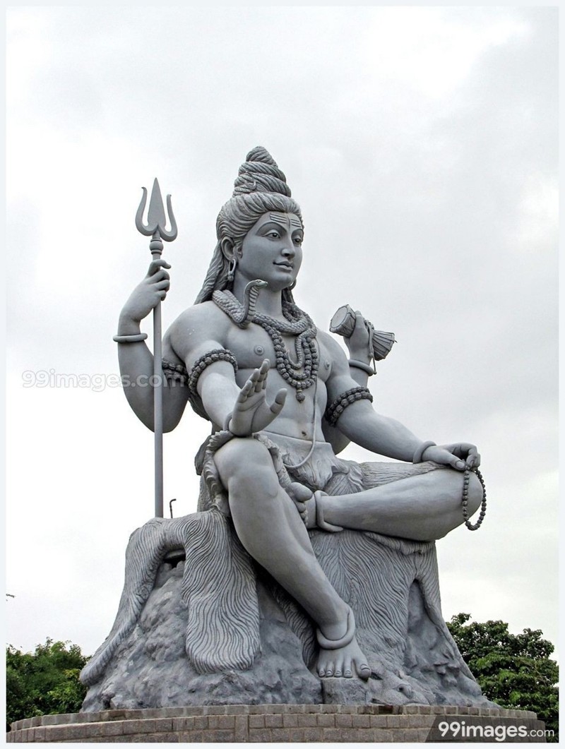 Статуя женщины, сидящей на камне с трезубцем (бог, mahadev, заточка, shiv)