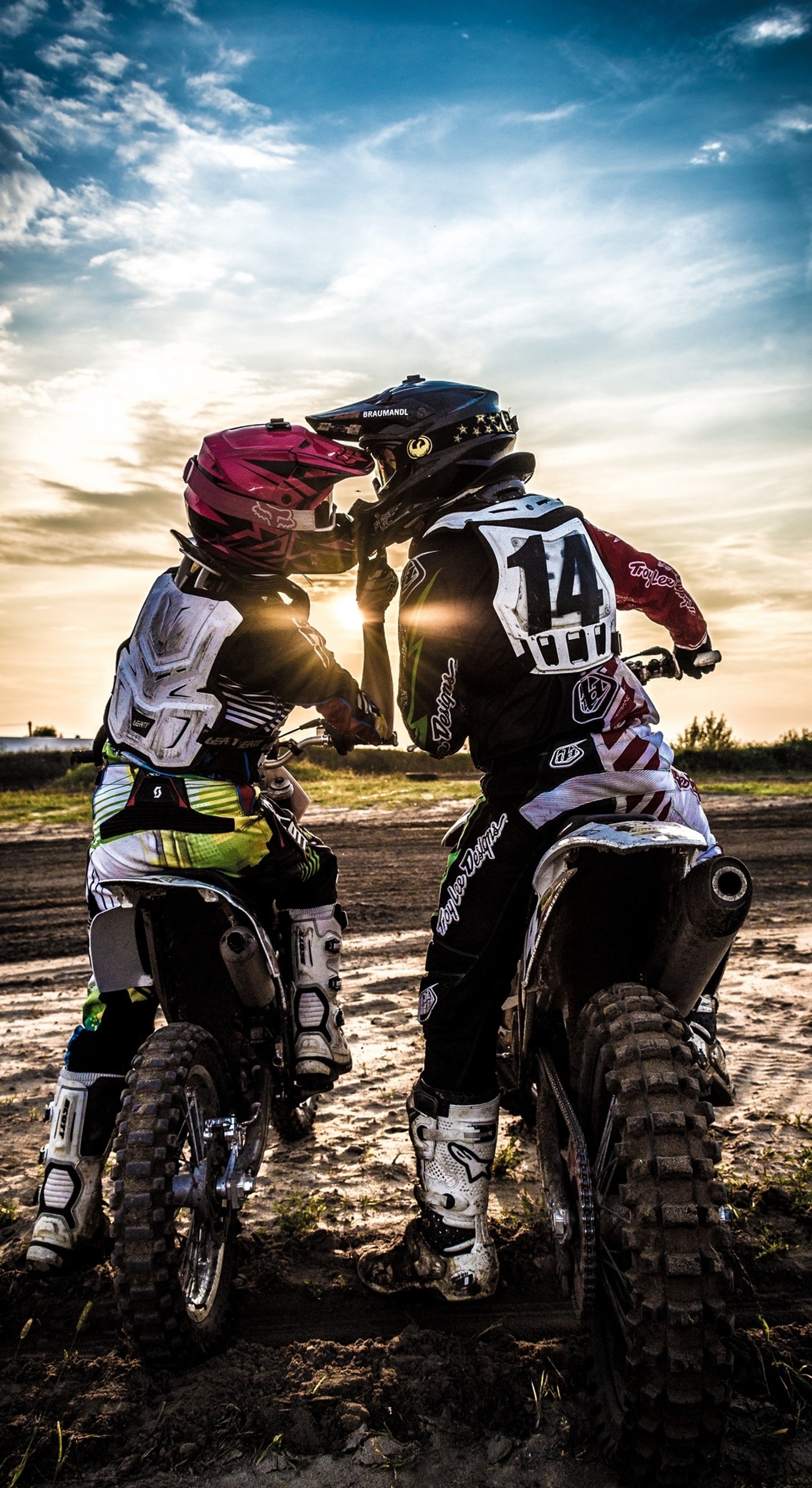 Dos personas en motocicletas se enfrentan en un campo de barro (bicicleta, paseo, ejército, corredor, café)