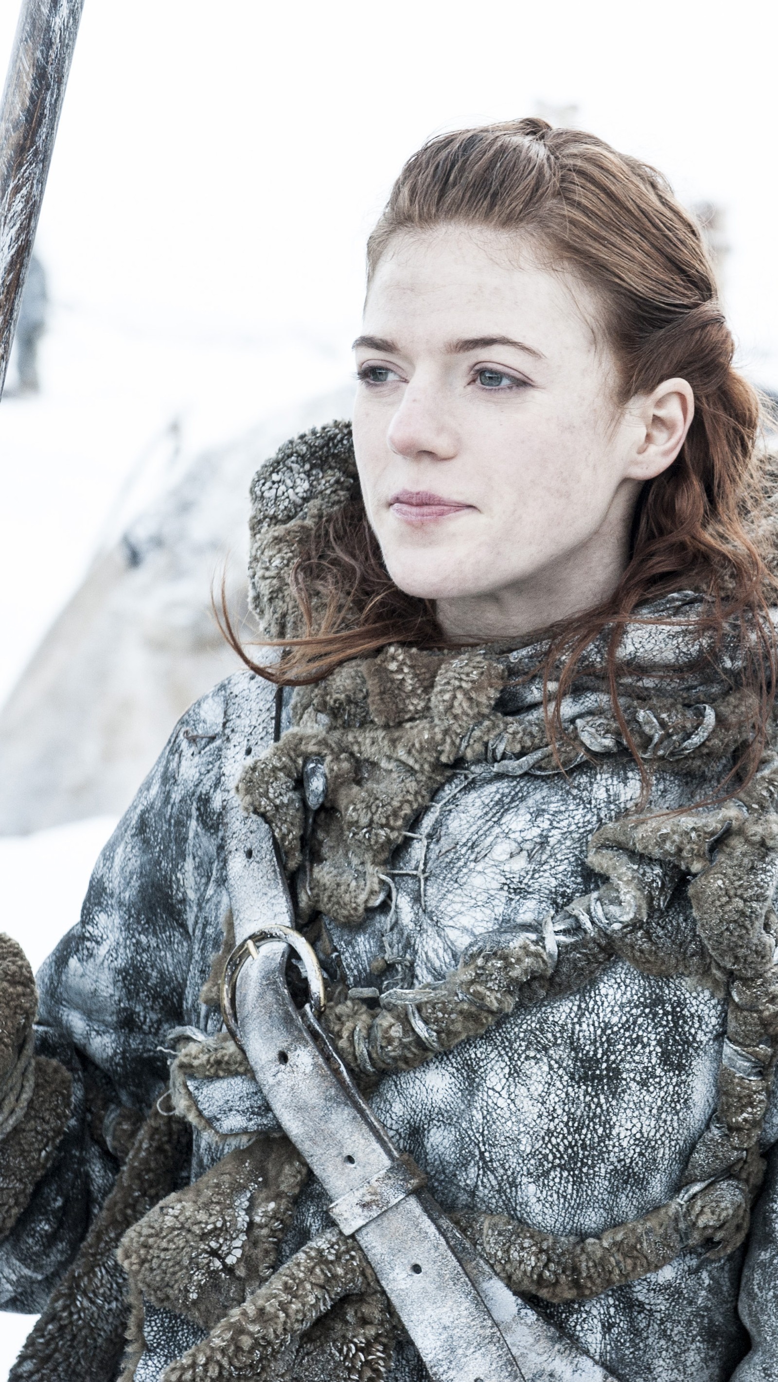 Una mujer arfada en un abrigo de piel sosteniendo una espada en la nieve (juego de tronos, game of thrones, ygritte)