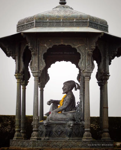 Estátua de Shivaji Maharaj em um pavilhão tradicional no Palácio de Raigad.