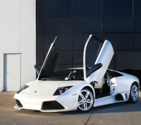 Lamborghini blanc élégant avec des portes en ciseaux ouvertes dans un cadre de haute qualité