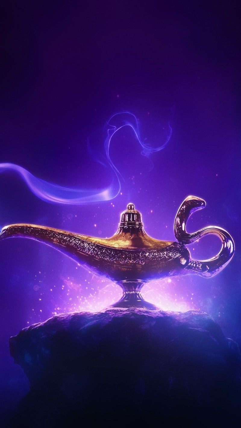 Близкий план лампы на камне с фиолетовым фоном (disney aladdin 2019, уилл смит, willsmith, дисней, disney)