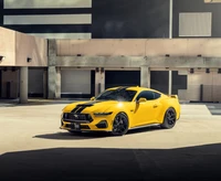 Ford Mustang GT amarelo vibrante em ambiente urbano