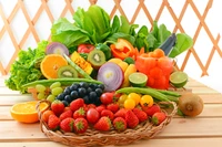 Colorida variedad de frutas y verduras frescas que muestran la salud y nutrición natural.