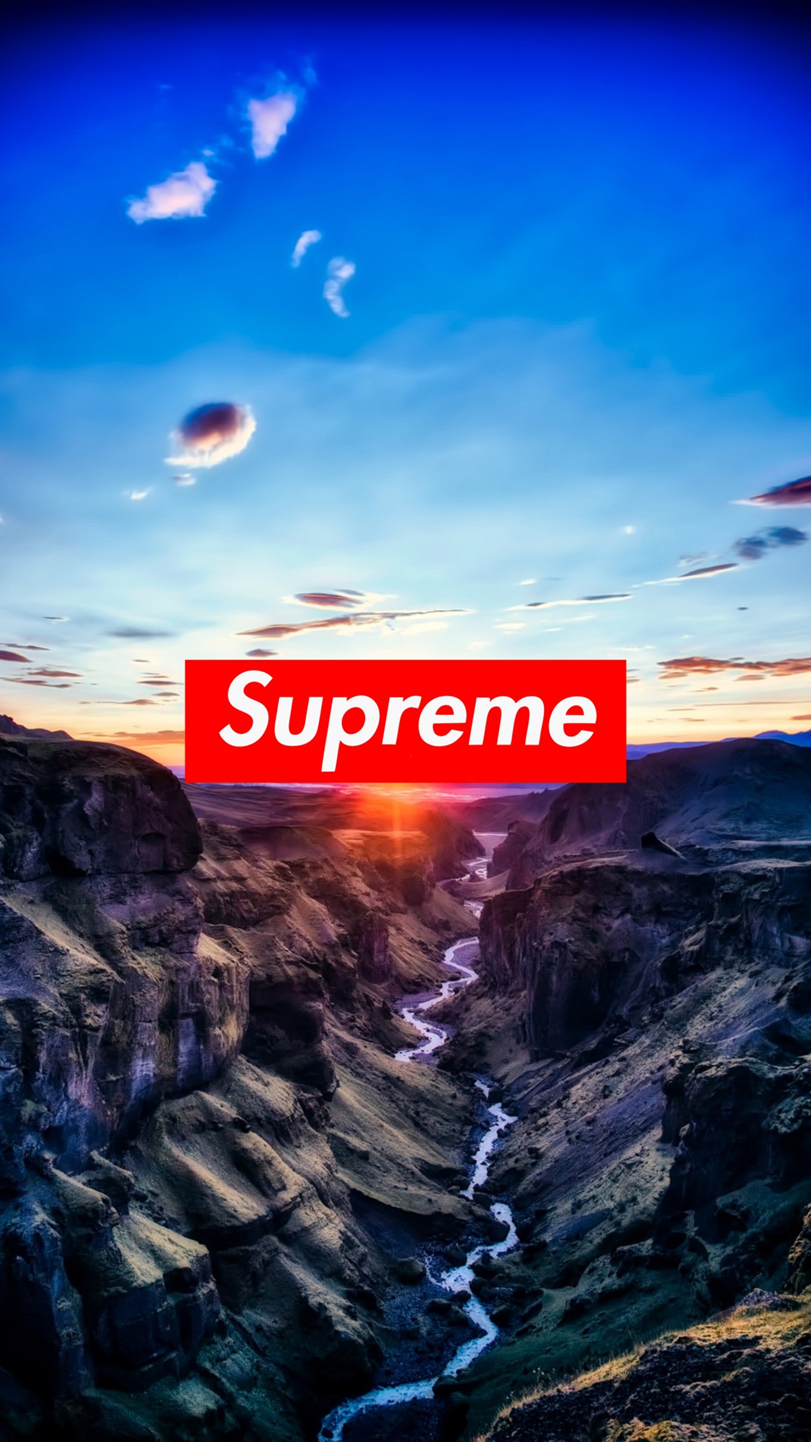 Logotipo supreme em uma montanha com um rio ao fundo (incrível, supreme)