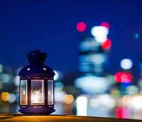 Laterne, die die Nacht inmitten einer Stadtlandschaft erleuchtet