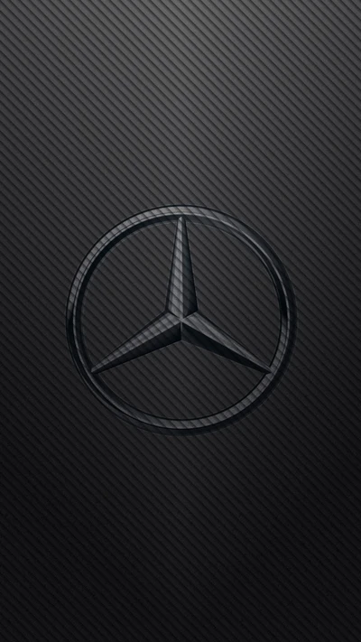 Schwarzes Mercedes-Logo auf einem strukturierten Carbon-Hintergrund.