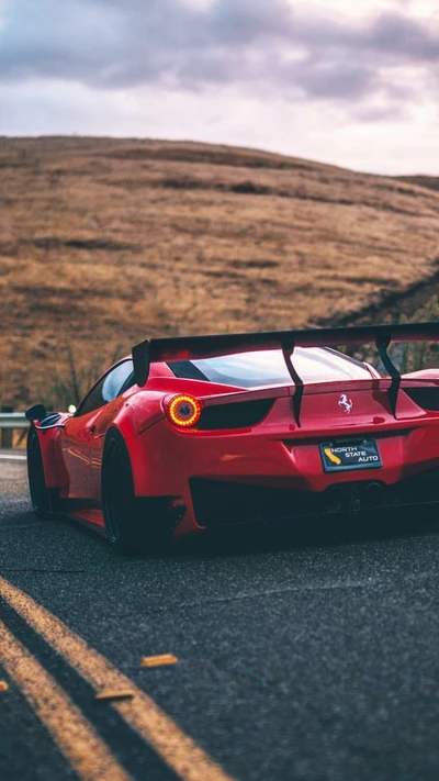 Ferrari 458 Supercar rouge sur une route pittoresque