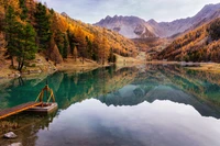 Reflejos de otoño en el lago Orceyrette, Francia