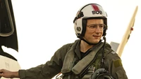 Lewis Pullman als Bob in Top Gun: Maverick, mit einem entschlossenen Ausdruck in einem Fluganzug und Helm.