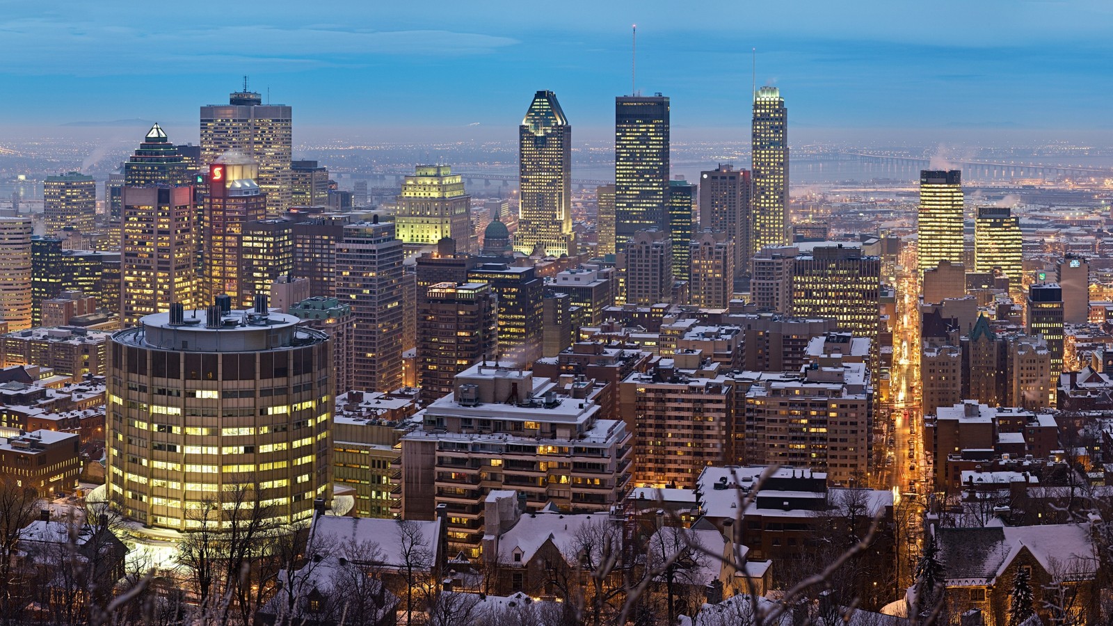 Вид на городской горизонт ночью с снегом на земле (монреаль, montreal, город, городской пейзаж, городская территория)