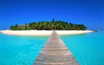 Paradis tropical : Un quai en bois serein menant à une oasis insulaire luxuriante dans des eaux cristallines