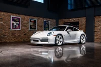 2024 Porsche 911 Sport Classic in einer modernen Galerie