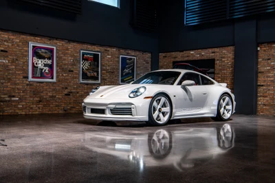 2024 Porsche 911 Sport Classic in einer modernen Galerie