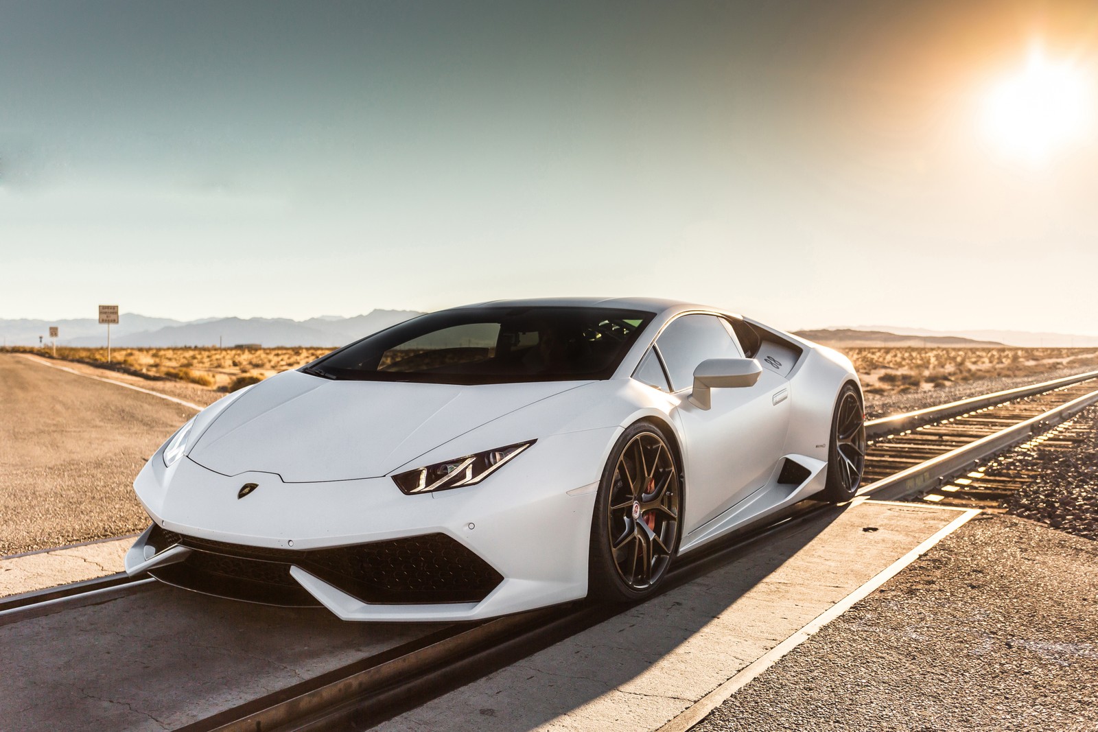 Um carro esportivo branco estacionado em uma pista no deserto (lamborghini, lamborghini aventador, carro, carro esportivo, supercarro)