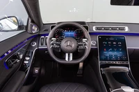 Luxueux cockpit Mercedes-Benz S 350 d AMG Line 2021 avec technologie avancée et design élégant