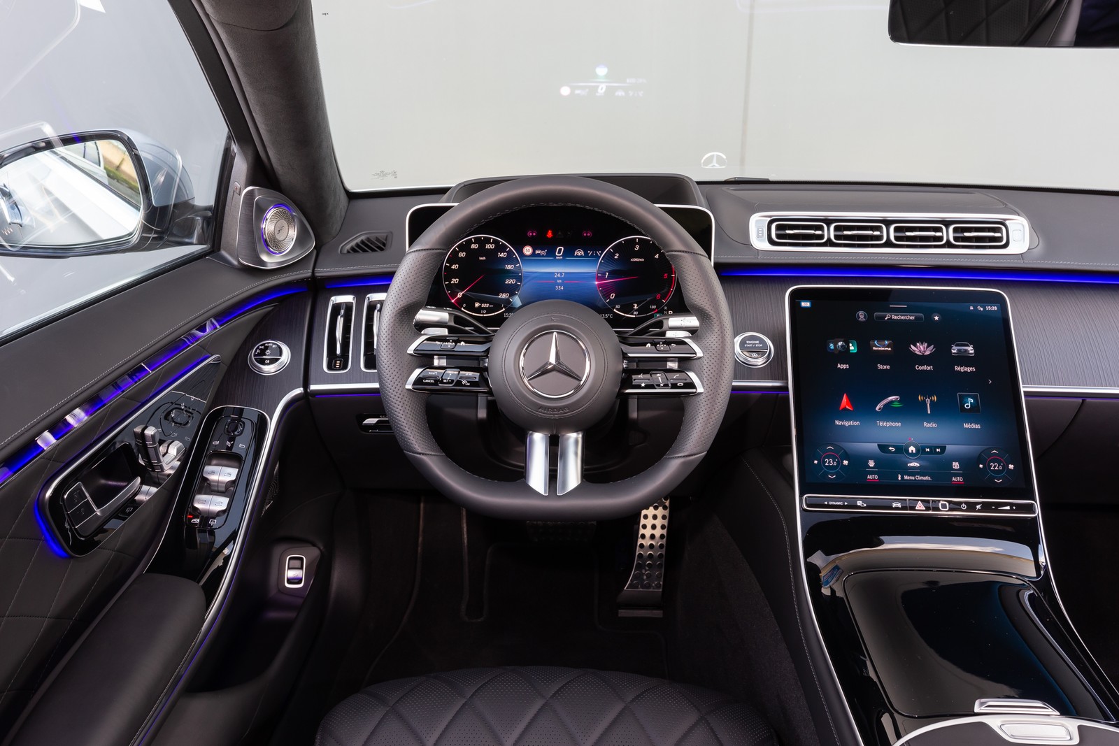 Un primer plano de un tablero de instrumentos con una tableta en el volante (mercedes benz s 350 d amg line, interior, cabina, 2021, 5k)