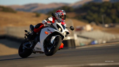 Superbike Yamaha YZF en acción en una pista de carreras.