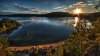 Amanhecer sereno sobre um lago tranquilo com reflexos deslumbrantes