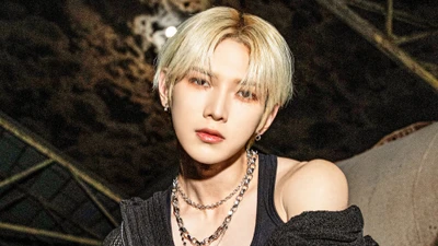 Yeosang d'ATEEZ dans une pose frappante, mettant en valeur son style unique et son charisme.