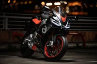 Aprilia RS 660: Moto esportiva preta elegante com detalhes marcantes