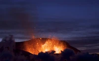 Domo de lava em erupção ao amanhecer sob um céu colorido